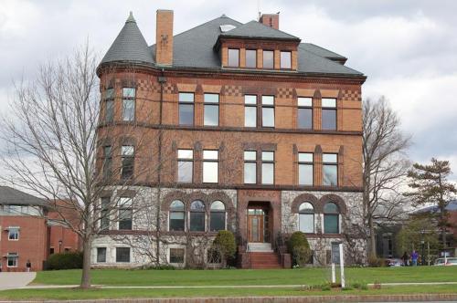 a building around Wiliams College, Willamstown, Massachusetts in April 2014 (photo by Linda LeesSnow)